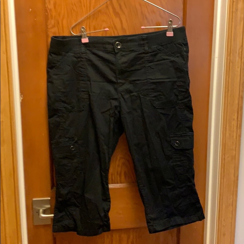 Lee relaxed for black Capri